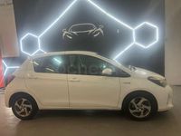 Usado Toyota Yaris Hybrid Active 100 CV (73 kW) 2015 Blanco Berlina