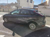 Usado Ford Focus Trend 115 CV (84 kW) 2010 Gris / plata Berlina