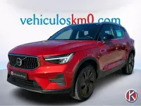 Käytetty Volvo XC40 Core 211 HP (155 kW) 2023 Punainen Katumaasturi