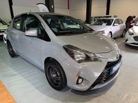Usado Toyota Yaris Active 111 CV (81 kW) 2018 Gris / plata Berlina