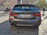Usado BMW 118 Comfort Edition 140 CV (102 kW) 2021 Gris / plata Utilitario