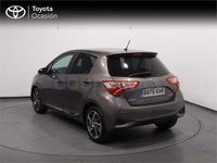 Usado Toyota Yaris Hybrid Advance 100 CV (73 kW) 2018 Gris / plata Berlina