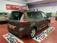 Usado Renault Grand Scénic Dynamique 130 CV (95 kW) 2011 Marrón Monovolumen