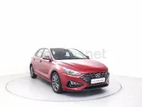 Usado Hyundai i30 110 CV (80 kW) 2022 Rojo Berlina