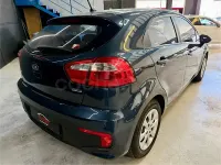 Usado Kia Rio 75 CV (55 kW) 2015 Azul Berlina