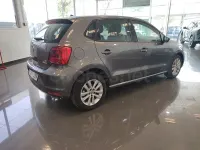 Usado VW Polo Advance 90 CV (66 kW) 2016 Gris / plata Berlina