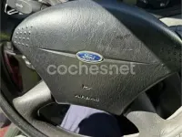Usado Ford Focus Ambiente 100 CV (73 kW) 2002 Granate Familiar