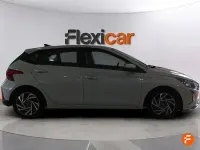 Usado Hyundai i20 100 CV (73 kW) 2024 Gris Utilitario