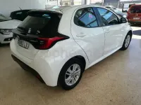 Usado Toyota Yaris Hybrid Style 116 CV (85 kW) 2021 Blanco Berlina