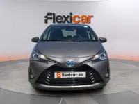 Usado Toyota Yaris Hybrid Active 100 CV (73 kW) 2020 Gris Berlina