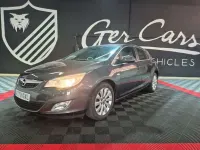 Usado Opel Astra Cosmo 116 CV (85 kW) 2010 Gris Utilitario