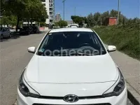 Usado Hyundai i20 100 CV (73 kW) 2016 Blanco Berlina