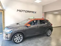 Usado Kia Stonic 120 CV (88 kW) 2018 Gris / plata SUV