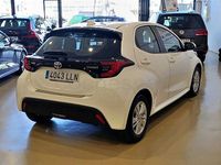 Usado Toyota Yaris Hybrid Active 100 CV (73 kW) 2020 Blanco Berlina