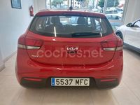 Usado Kia Rio 84 CV (61 kW) 2023 Granate Berlina