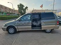 Usado Kia Carnival LX 150 CV (110 kW) 2004 Gris / plata Monovolumen