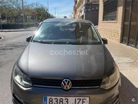 Usado VW Polo Advance 75 CV (55 kW) 2017 Gris / plata Berlina