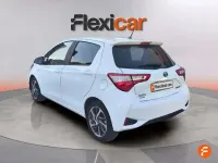 Usado Toyota Yaris Hybrid 99 CV (72 kW) 2019 Gris Utilitario