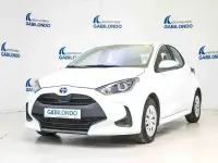 Käytetty Toyota Yaris Hybrid Active 116 HP (85 kW) 2021 Valkoinen Sedan