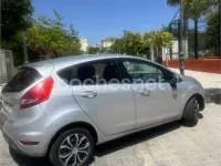 Usado Ford Fiesta Trend 82 CV (60 kW) 2011 Gris / plata Berlina