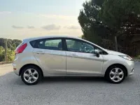 Usado Ford Fiesta Trend 95 CV (69 kW) 2010 Gris / plata Berlina