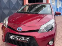 Usado Toyota Yaris Hybrid Advance 100 CV (73 kW) 2012 Granate Berlina