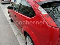 Begagnad Ford Focus Trend 100 HK (73 kW) 2005 Röd Sedan