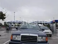 Usado Mercedes E220 150 CV (110 kW) 1993 Azul Familiar