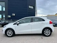 Usado Kia Rio 85 CV (62 kW) 2015 Blanco Berlina