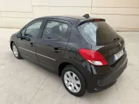 Usado Peugeot 207 Active 70 CV (51 kW) 2012 Negro Utilitario