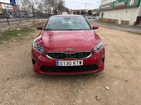 Usado Kia Ceed 120 CV (88 kW) 2019 Granate Utilitario