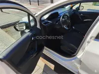 Usado Peugeot 208 Allure 82 CV (60 kW) 2016 Blanco Utilitario