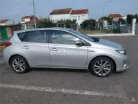 Usado Toyota Auris Hybrid Active 136 CV (100 kW) 2014 Gris / plata Berlina