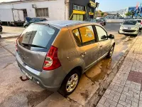 Usado Dacia Sandero Lauréate 75 CV (55 kW) 2010 Beige Berlina