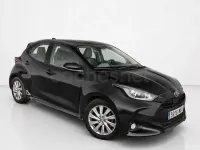 Usado Toyota Yaris Hybrid Active 116 CV (85 kW) 2022 Negro Berlina