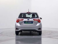 Usado Toyota Yaris Hybrid Active 75 CV (55 kW) 2017 Plateado Berlina