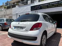 Usado Peugeot 207 68 CV (50 kW) 2013 Blanco Berlina