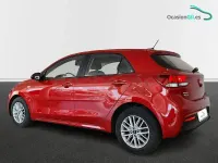 Usado Kia Rio 100 CV (73 kW) 2022 Rojo Berlina