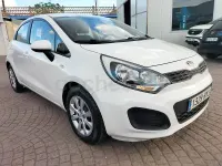Usado Kia Rio 85 CV (62 kW) 2014 Blanco Berlina