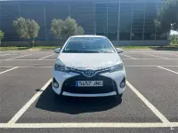 Usado Toyota Yaris Hybrid Active 100 CV (73 kW) 2016 Blanco Berlina