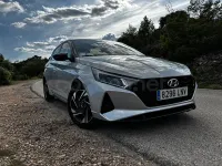 Usado Hyundai i20 100 CV (73 kW) 2021 Gris / plata Berlina
