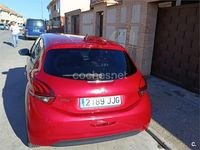 Usado Peugeot 208 Access 82 CV (60 kW) 2015 Granate Utilitario