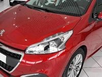 Usado Peugeot 208 82 CV (60 kW) 2019 Rojo Utilitario
