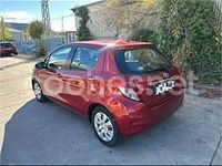 Usado Toyota Yaris Connect Style 101 CV (74 kW) 2012 Rojo Berlina