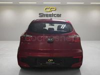 Usado Kia Rio 75 CV (55 kW) 2017 Rojo Berlina