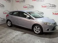 Usado Ford Focus Trend 100 CV (73 kW) 2013 Gris / plata Berlina