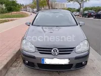 Usado VW Golf IV Highline 105 CV (77 kW) 2005 Gris / plata Berlina