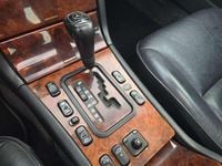 Usado Mercedes E300 Elegance 177 CV (130 kW) 1999 Gris Berlina