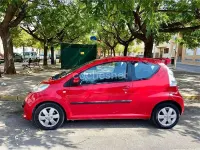 Usado Peugeot 107 54 CV (39 kW) 2007 Rojo Utilitario