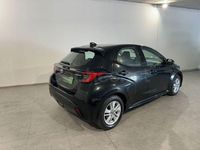 Usado Toyota Yaris Hybrid Active 116 CV (85 kW) 2022 Negro Berlina
